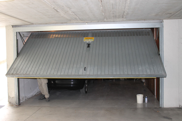 Produzione, vendita e posa di porte box a Segrate e dintorni