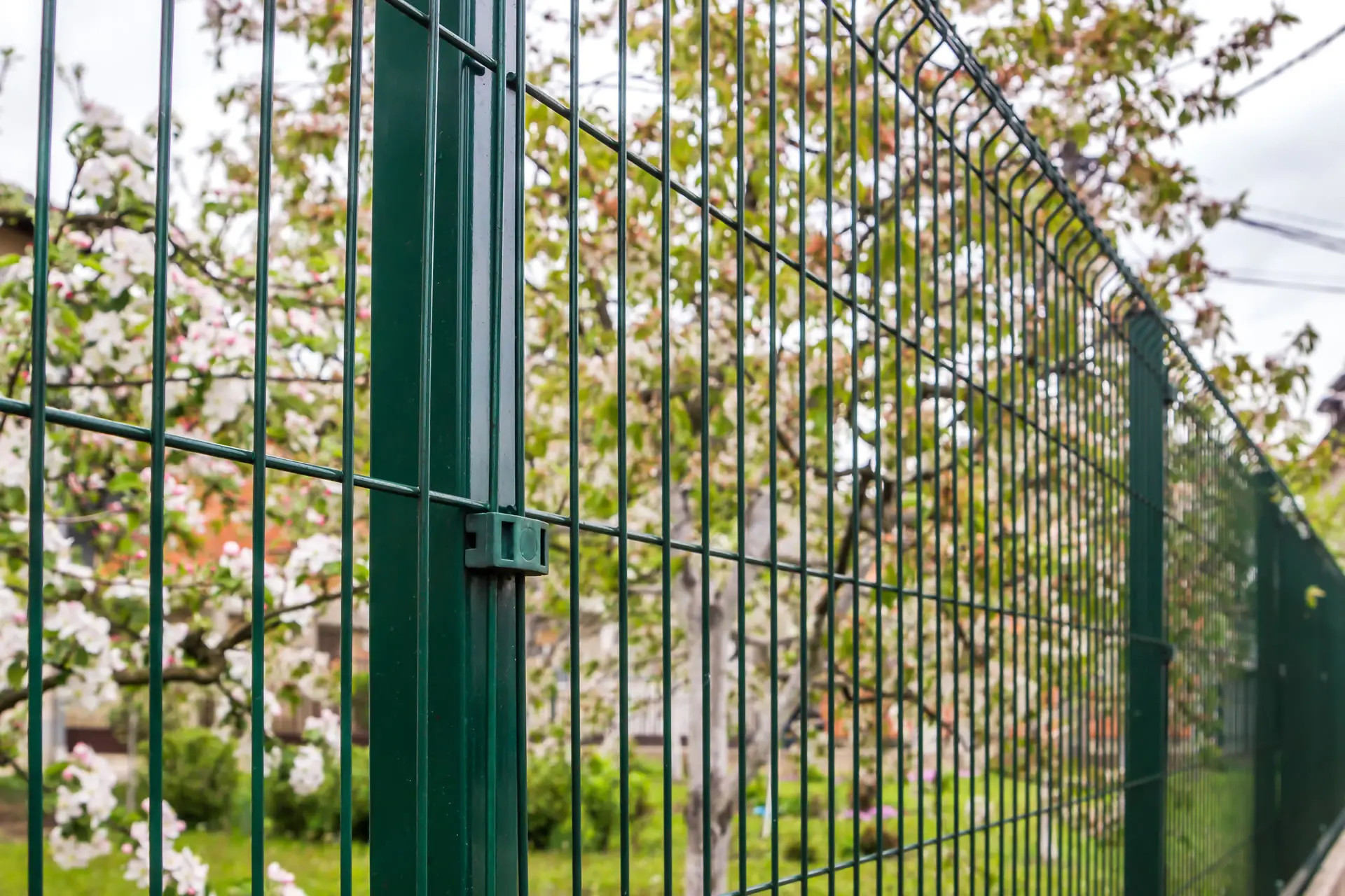 Realizzazione e posa di cancelli per recinzioni e recinzioni a Segrate